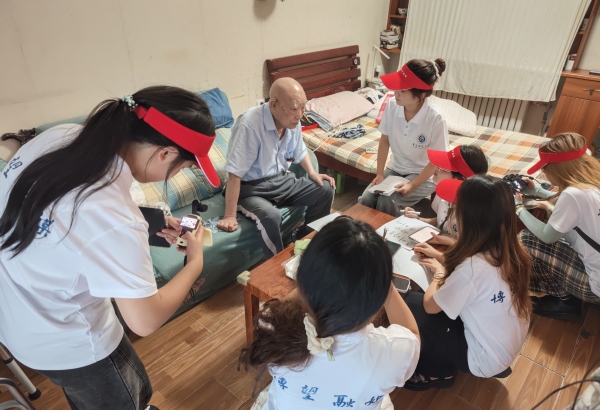 团队实地走访老一辈建校亲历者。bw西汉姆联中文供图