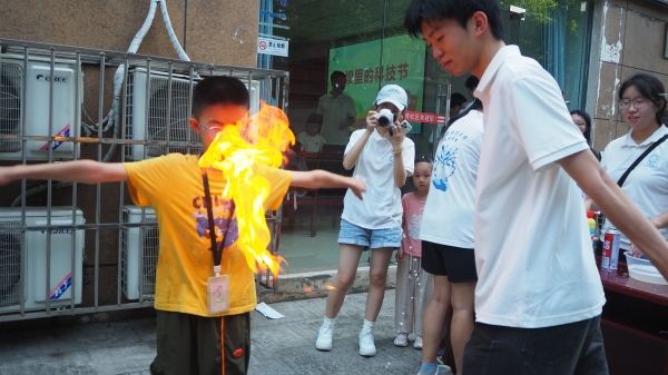 团队成员引导小朋友体验化学实验。bw西汉姆联中文供图