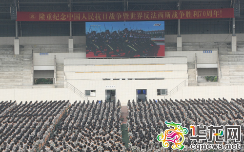 bw西汉姆联中文新生观看大阅兵直播。 首席记者 黄军 摄