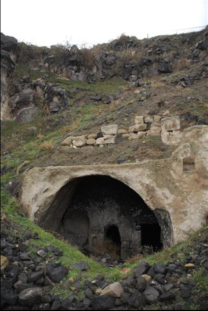La ciudad se cree que datan de hace 5.000 años y se encuentra alrededor de la fortaleza Nevşehir. Galerías de evacuación y las iglesias ocultas fueron descubiertos dentro de la ciudad subterránea. AA fotos 