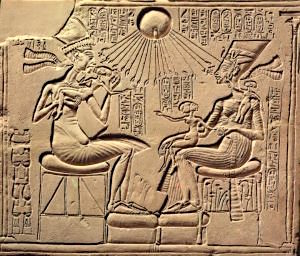 Akhenaton-y-la-familia-real-300x256.jpg