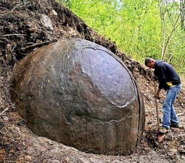 Suad Keserovic excavates a giant stone ball in 2016-2-.jpg